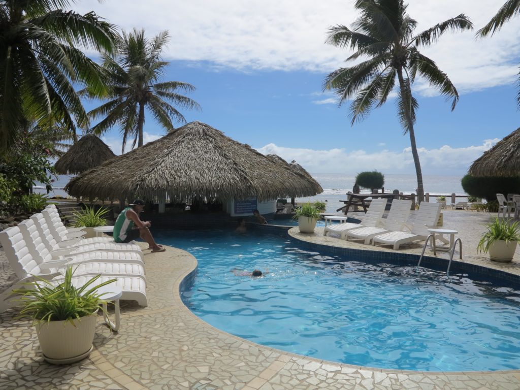 Swim up pool bar